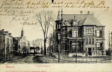 <p>Prentbriefkaart met een foto van de Ter Pelkwijkstraat met rechts het Ter Pelkwijkpark. Het herenhuis rechts werd in 1884 gebouwd in opdracht van koopman A.P.J. Trip naar ontwerp van architect S.J.H. Trooster en zou van 1916 tot 1967 dienst doen als gemeentehuis van de gemeente Zwollerkerspel. Dezelfde architect zou zich in 1894 bezig houden met herstelwerkzaamheden aan de Plantagekerk. De oorspronkelijke zware torenbekroning (hier op de foto nog te zien) werd in dat jaar vervangen door een nieuwe geveltop (HCO). </p>
